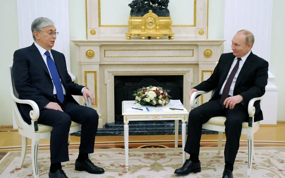 Tổng thống Kazakhstan Tokayev (trái) và Tổng thống Nga Putin. Ảnh: Sputnik.