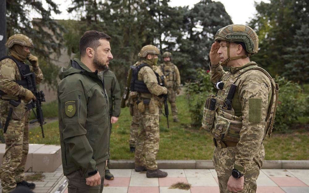 Quân nhân Ukraine báo cáo với Tổng thống Zelensky. Ảnh: Zuma press.