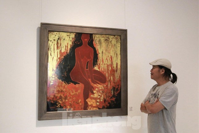 Bức tranh tôn vinh đường cong của họa sĩ Lê Thành Nhân. Ảnh: Tiền Phong.