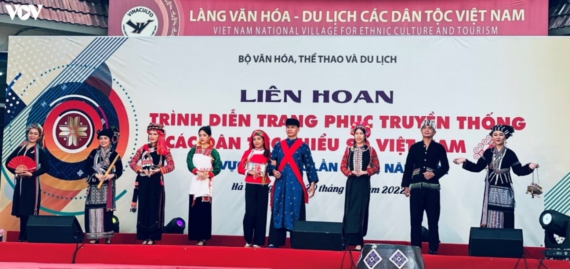 Liên hoan trình diễn trang phục dân tộc.