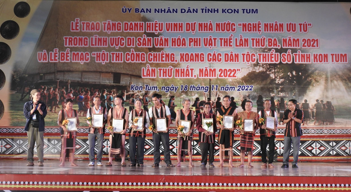 Trao giấy chứng nhận cho các nghệ nhân.