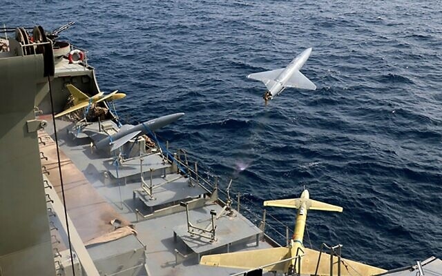 Một chiếc UAV được phóng từ tàu chiến trong cuộc tập trận quân sự của Iran. Ảnh: Quân đội Iran