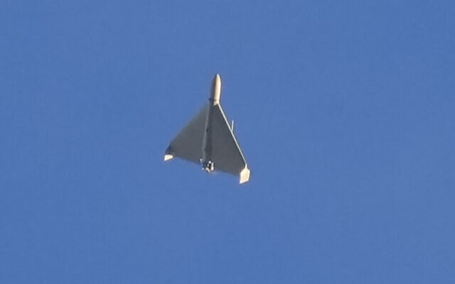 Một chiếc UAV bay trên bầu trời thủ đô Kiev, Ukraine hôm 17/10/2022. Ảnh: AP