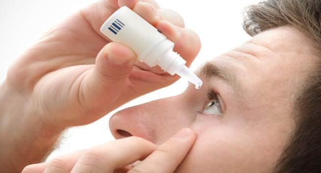 Tránh để mắt bị khô: Lý do chính khiến việc nhìn chằm chằm vào màn hình máy tính có hại cho mắt là do bạn chớp mắt ít hơn. Để chống khô mắt, hãy để thuốc nhỏ mắt bên cạnh và dùng khi cần thiết. Các yếu tố khác có thể gây khô mắt bao gồm ngồi văn phòng bật điều hòa ở chế độ kiểm soát độ ẩm và bật máy sưởi trong mùa đông. Trong trường hợp này máy tạo độ ẩm sẽ cung cấp hơi ẩm giúp mắt của bạn dễ chịu hơn.