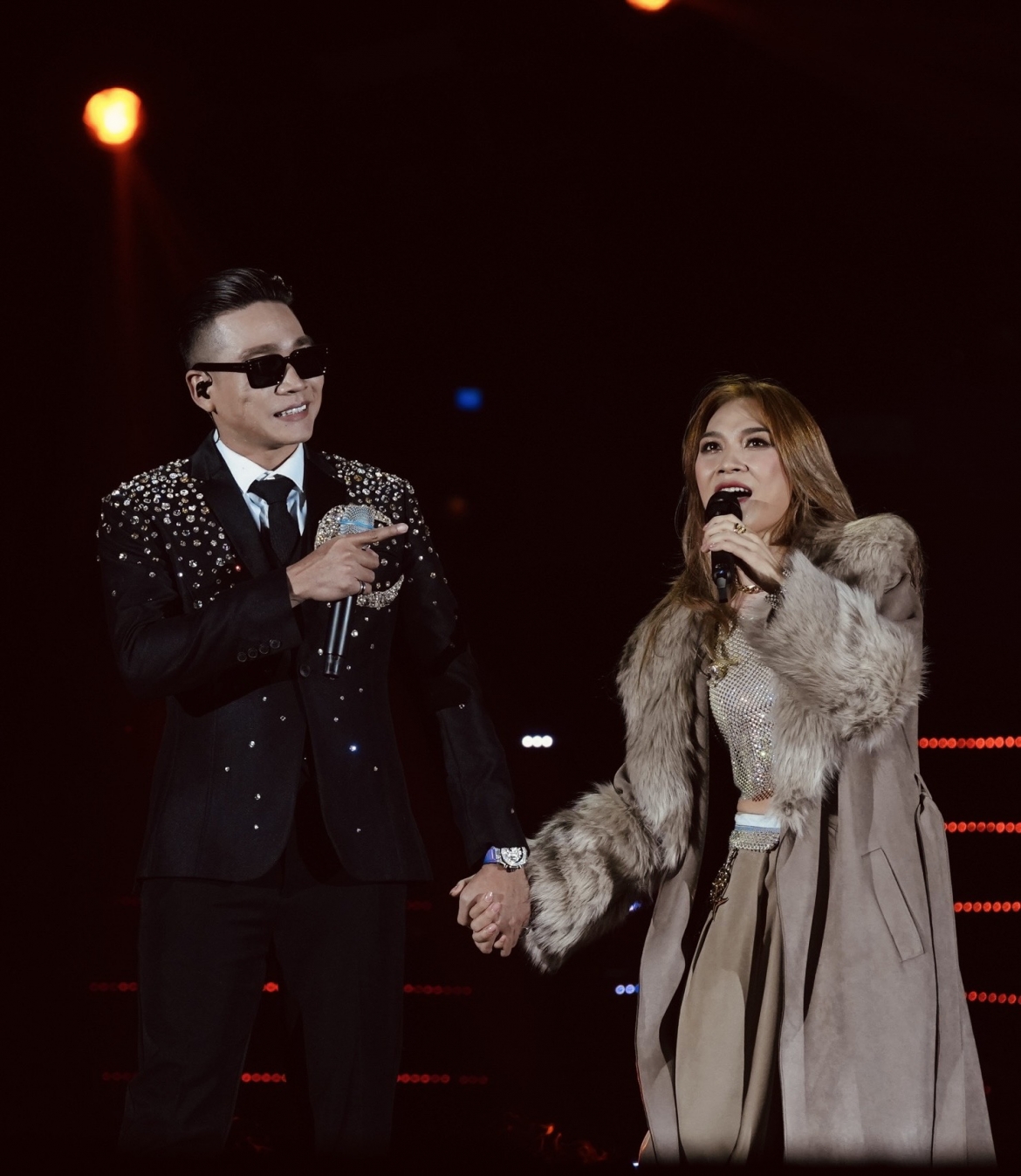 Mỹ Tâm nắm tay Wowy thể hiện bản rap tình ca đầy ngọt ngào.