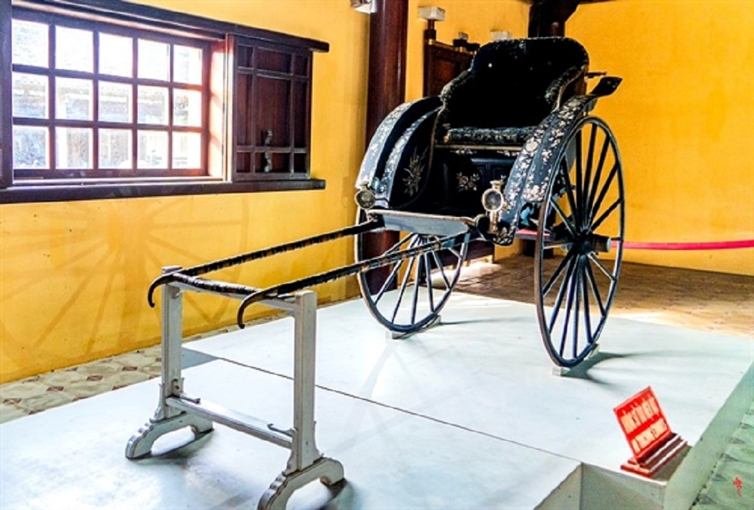 Xe kéo tay của Hoàng thái hậu Từ Minh đang được trưng bày tại cung Diên Thọ, Đại Nội Huế.