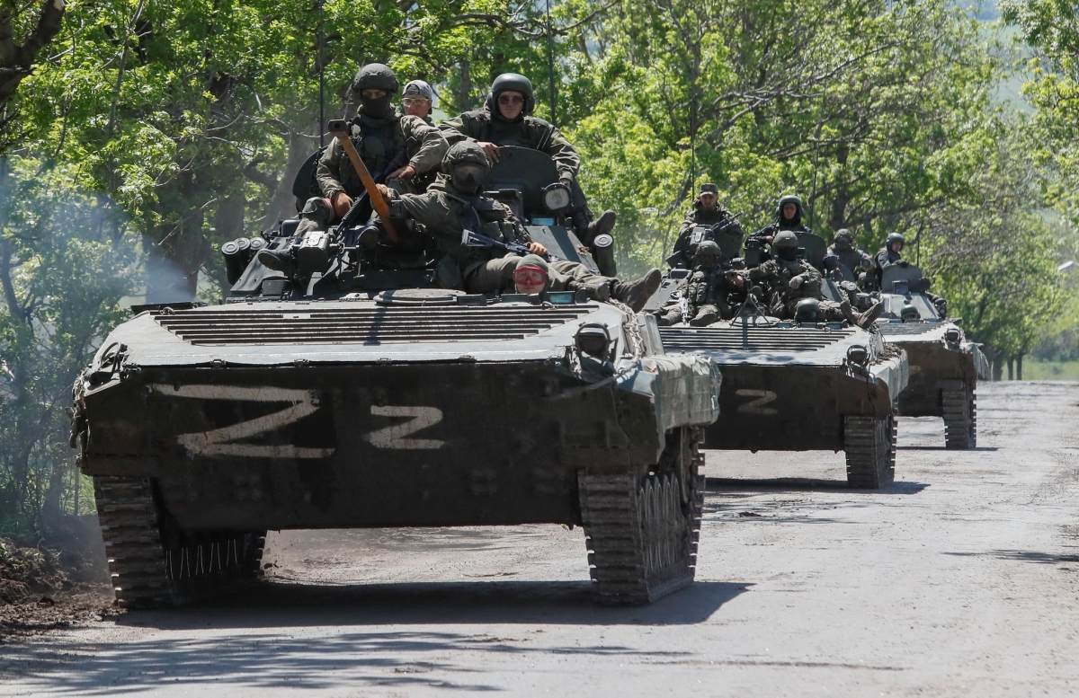 Xe tăng Nga di chuyển gần Mariupol tiến về hướng Donbass gần Donetsk ngày 20/5/2022. Ảnh: Reuters