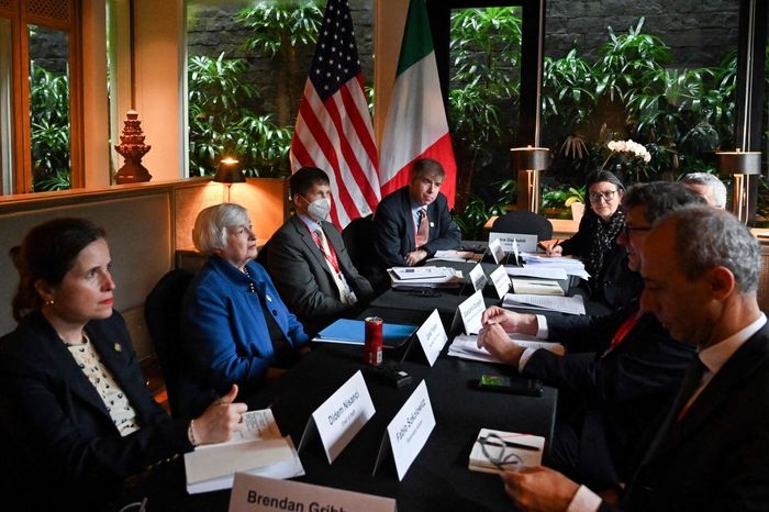 Bộ trưởng Tài chính Mỹ Janet Yellen (áo xanh) đề cập với các đối tác về lệnh trừng phạt Nga tại Hội nghị G20 ở Bali, Indonesia. Ảnh: AFP/Getty