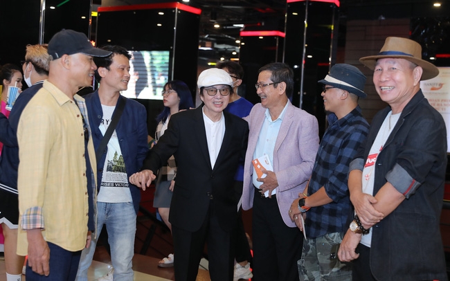 NSND Đặng Nhật Minh (giữa)  tại buổi công chiếu "Hoa nhài".