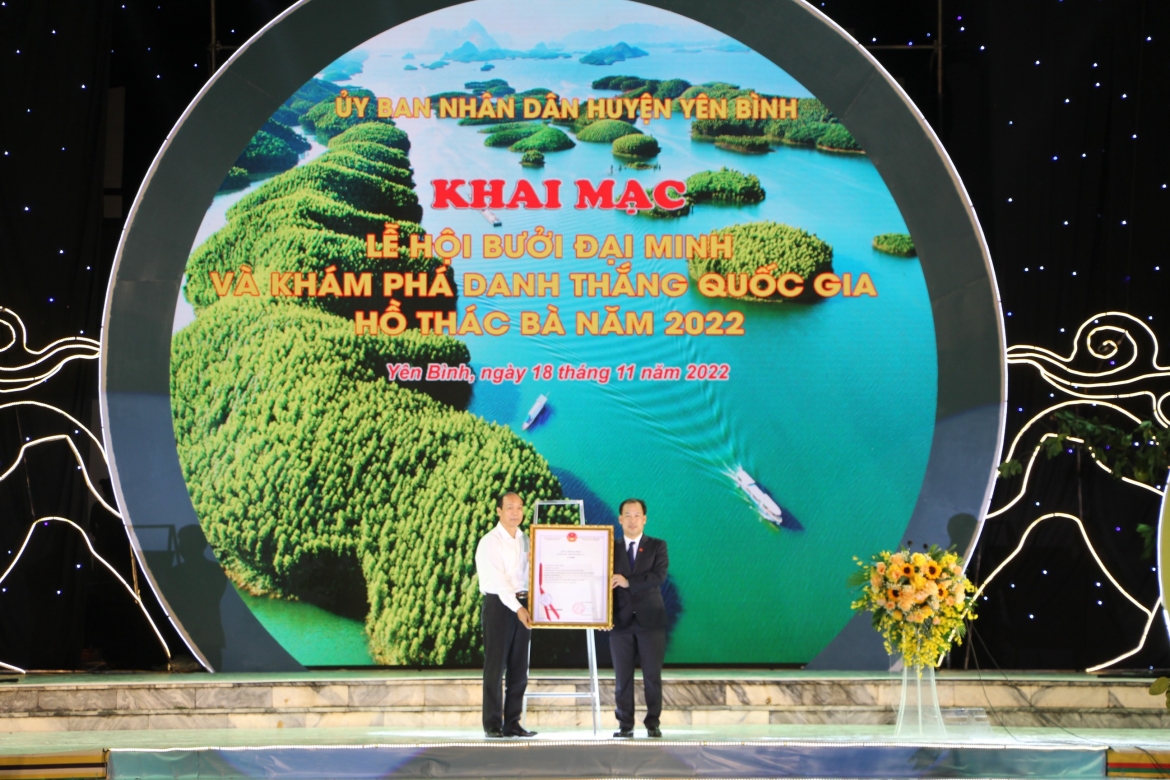 Huyện Yên Bình đón chứng nhận của Cục Sở hữu trí tuệ - Bộ Khoa học và Công nghệ về đăng ký chỉ dẫn địa lý Bưởi Khả Lĩnh xã Đại Minh.