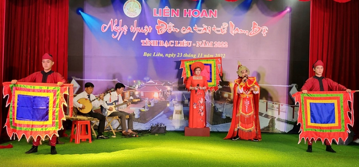 Các nghệ nhân đờn ca tài tử thi diễn tại Liên hoan.