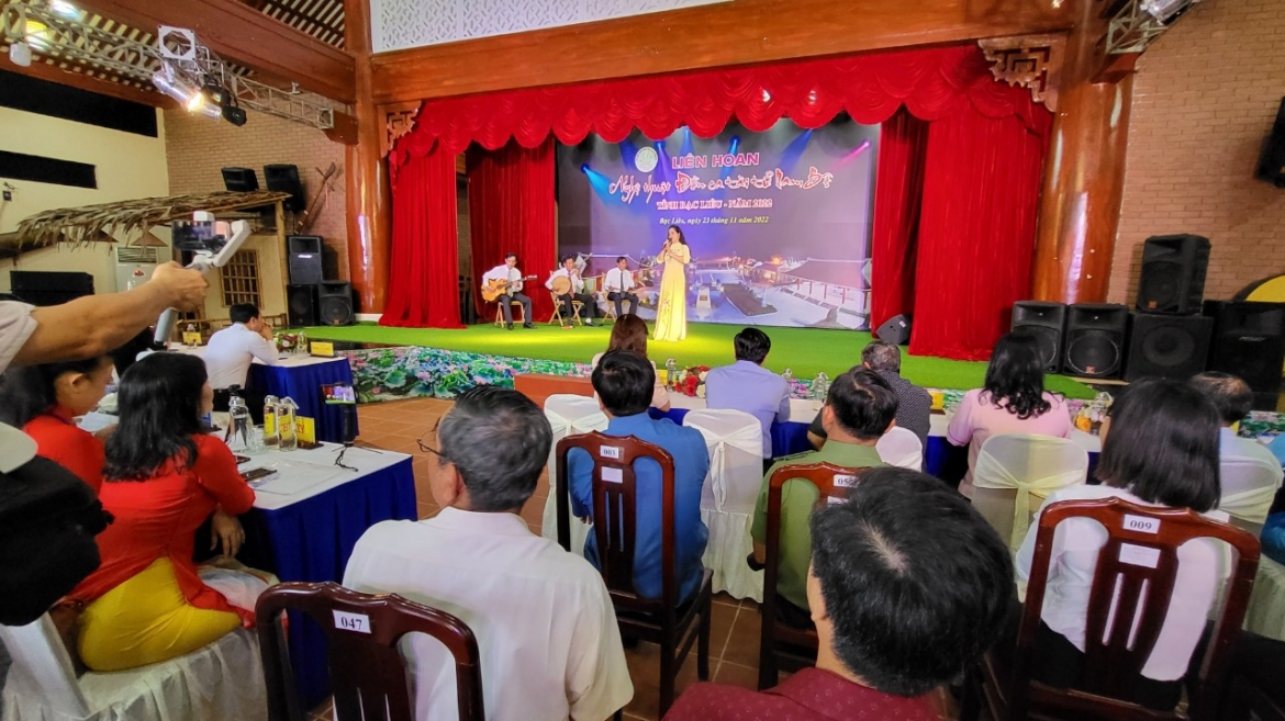 Liên hoan nghệ thuật đờn ca tài tử Nam Bộ tỉnh Bạc Liêu năm 2022 thu hút nhiều người đến thưởng lãm.