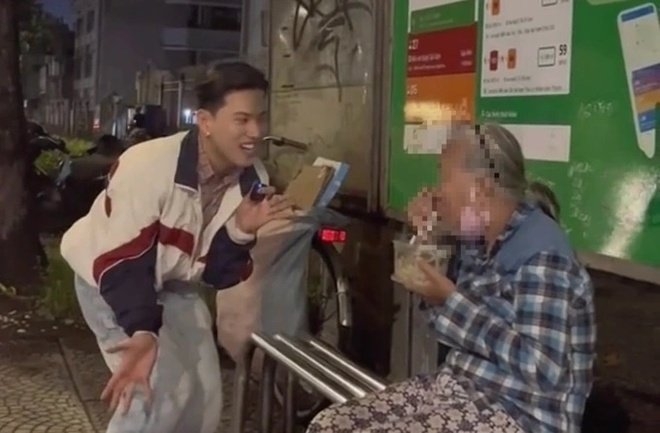 TikToker Nờ Ô Nô xây dựng nội dung phản cảm, coi thường người già. (Ảnh chụp màn hình) 