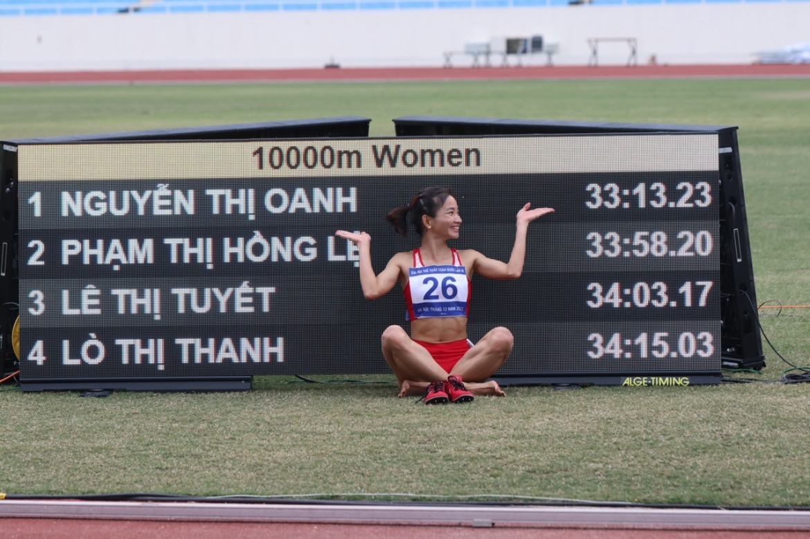 Thành tích phá sâu kỷ lục quốc gia nội dung chạy 10.000m nữ của Nguyễn Thị Oanh. (Ảnh: Bùi Lượng). 