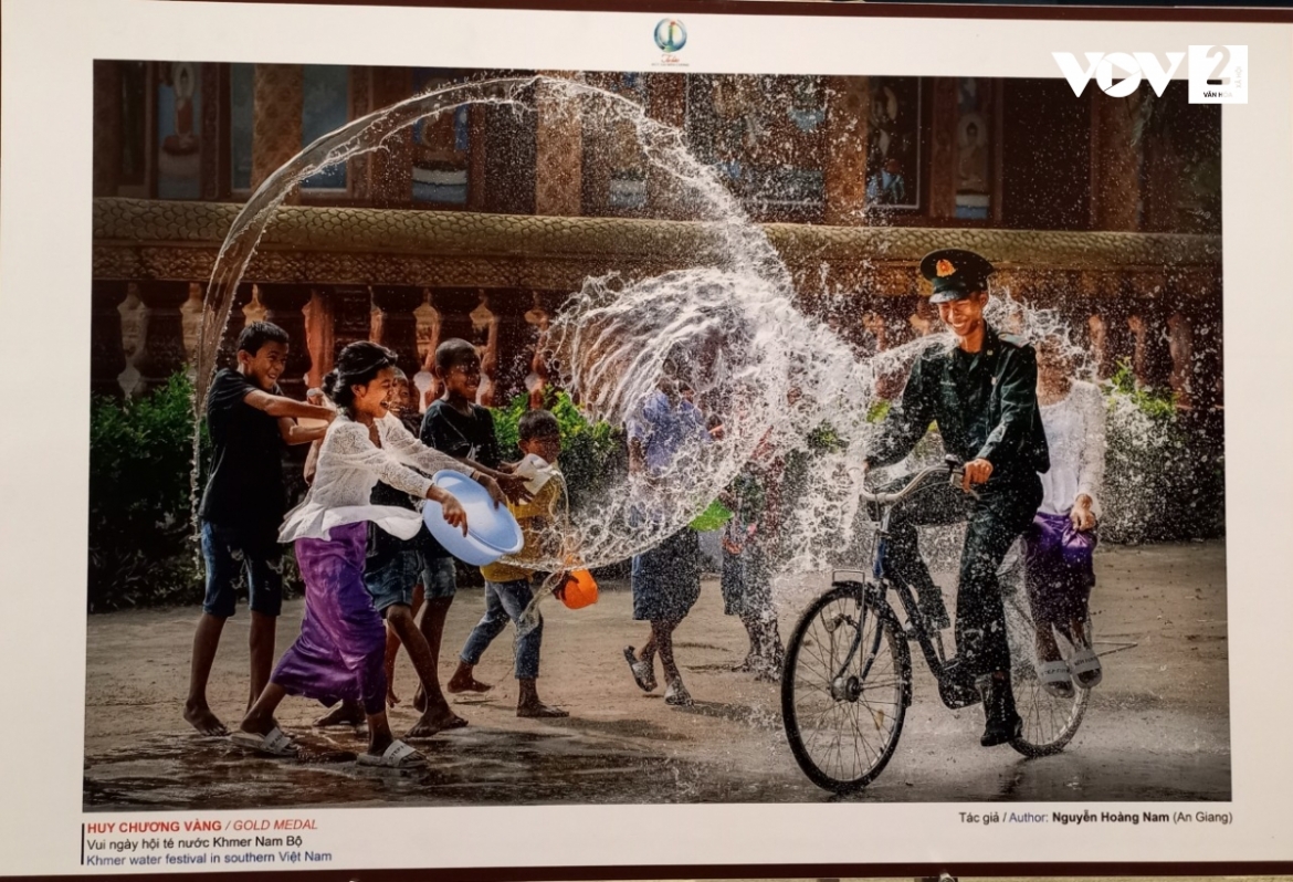 Tác phẩm "Vui ngày hội té nước Khmer Nam Bộ" của tác giả Nguyễn Hoàng Nam (An Giang) - Giải Vàng