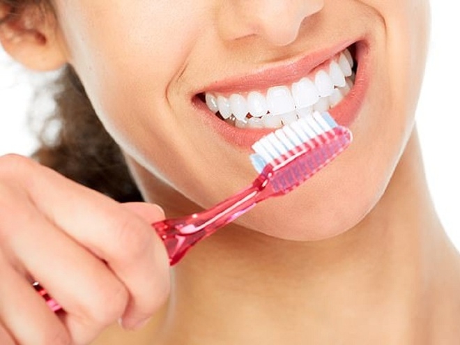 Đánh răng hai lần một ngày: Tiếp tục đánh răng như bình thường ngay cả khi bạn bị đau răng. Đánh răng bằng kem đánh răng chất lượng hai lần mỗi ngày. Mặt khác, không làm sạch răng có thể đẩy nhanh quá trình hình thành sâu răng và đóng cặn vi khuẩn, gây sưng.