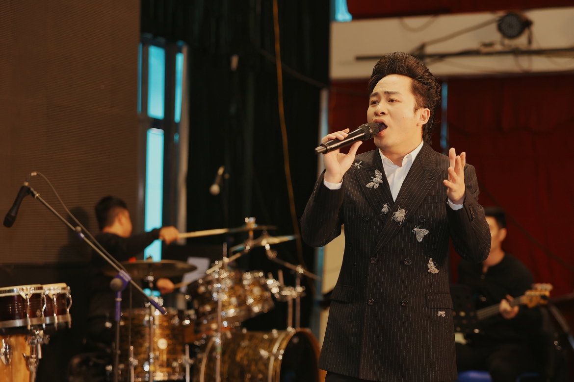 Ca sĩ Tùng Dương.