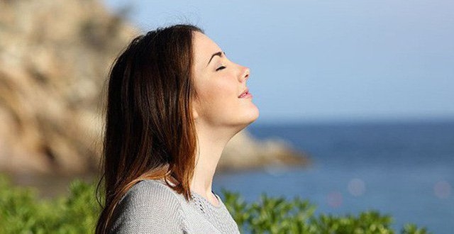 Thở bằng mũi: Để tránh không khí lạnh làm tổn thương răng, hãy che miệng và thở bằng mũi. Điều này sẽ ngăn việc thở bằng miệng và không khí lạnh ảnh hưởng đến răng của bạn.