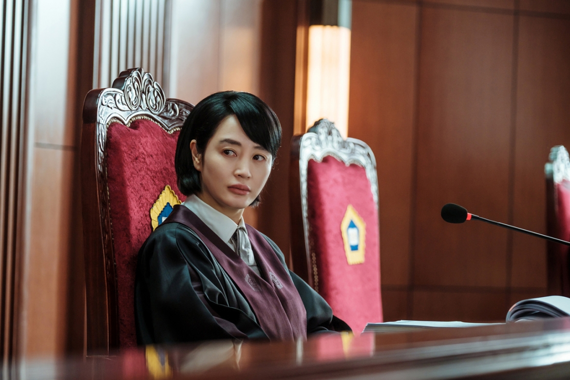 Kim Hye Soo vào vai thẩm phán Shim Eun Seok đầy lôi cuốn.