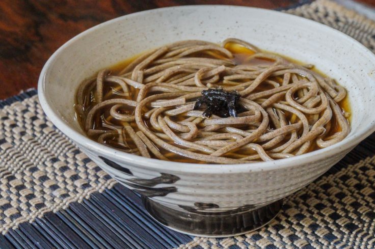 Tại Nhật Bản, theo truyền thống, người dân thường ăn "toshikoshi soba" trong dịp Năm mới. Đây là một món ăn với sợi mì kiều mạch dài, ăn nóng hoặc nguội. Sợi mì dài tượng trưng cho sự trường thọ và cây kiều mạch tươi tốt tượng trưng cho sự kiên cường.