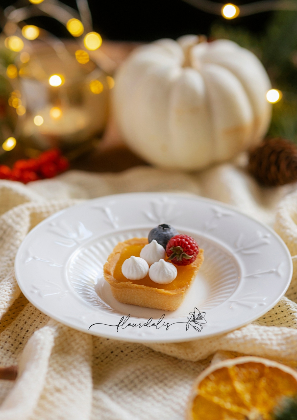 Táo, quả ô rô (holly berries), dâu tây vẫn sinh trưởng trong suốt mùa đông, thế nên chúng thường được dùng để trang trí để mọi thứ trông có vẻ có sinh động hơn. Màu đỏ cũng được coi là màu sắc tượng trưng cho sức khỏe, tình yêu, quyền lực.