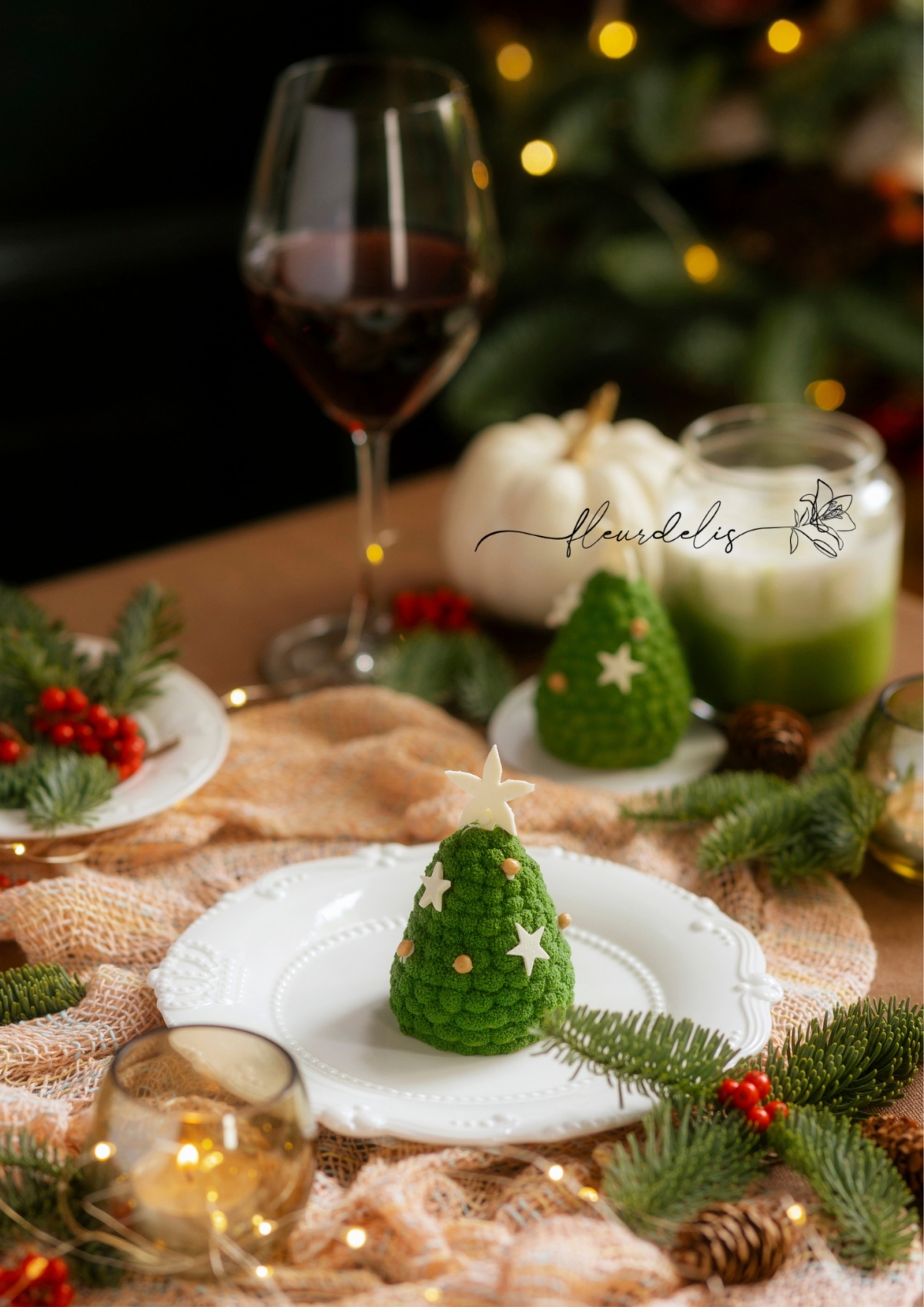 Những chiếc bánh được trang trí bằng những hình thù rất ngộ nghĩnh của mùa Giáng sinh như cây thông, ông già Noel, tuần lộc,… 