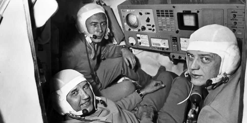 Phi hành gia Georgy Dobrovolsky (giữa), Viktor Patsayev (trái) và Vladislav Volkov (phải) trong cabin tàu Soyuz 11. Ảnh: Getty