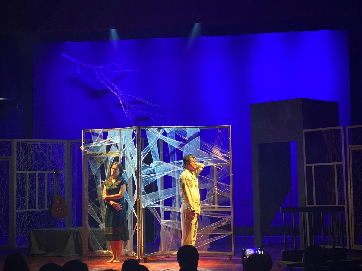 Hình ảnh biểu diễn của diễn viên Nhà hát Kịch Việt Nam trong vở "Người tốt nhà số 5".