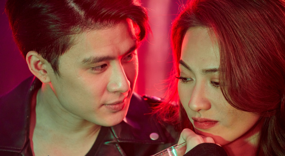 Hoàng Trung đóng cặp với Phương Anh Đào và cũng là nam diễn viên đầu tiên có cảnh nóng với đàn chị trên màn ảnh.