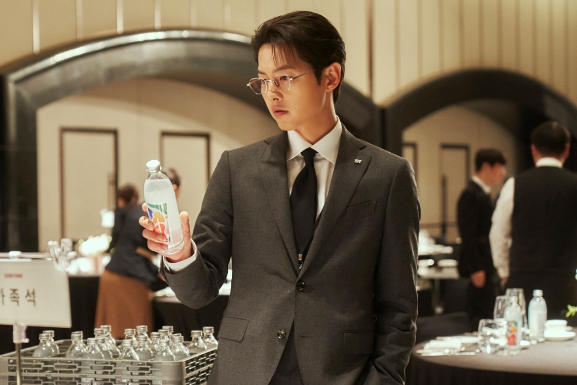 Song Joong Ki có màn tái xuất ấn tượng với vai diễn trong bộ phim "Cậu út nhà tài phiệt".