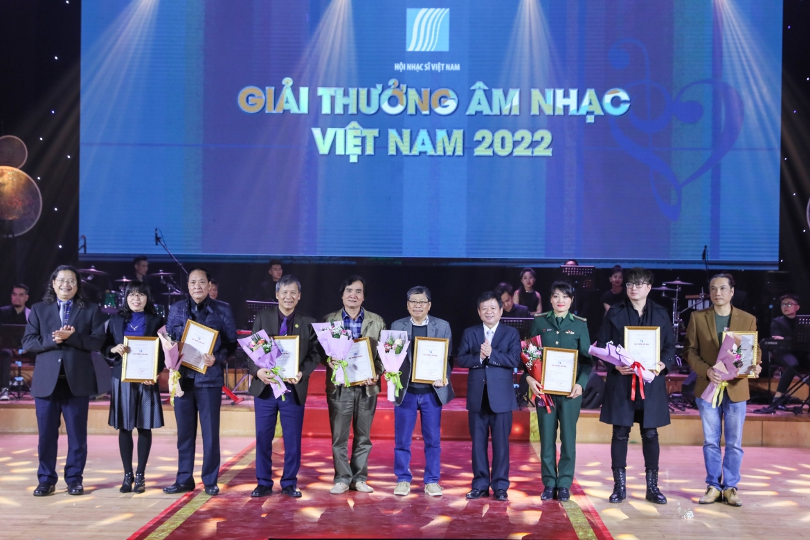 Các tác giả đạt giải A.