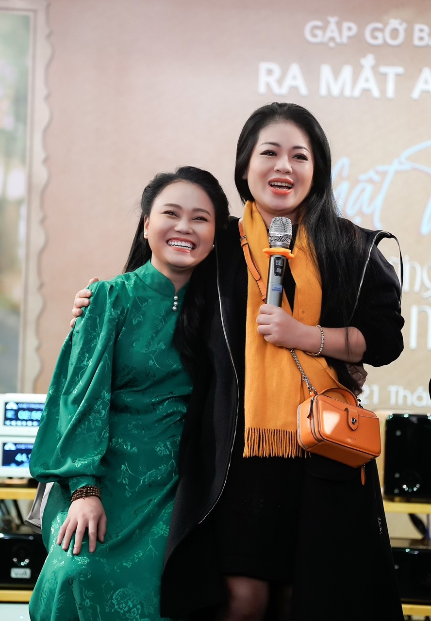 Ca sĩ Anh Thơ vui mừng khi học trò ra mắt sản phẩm âm nhạc.