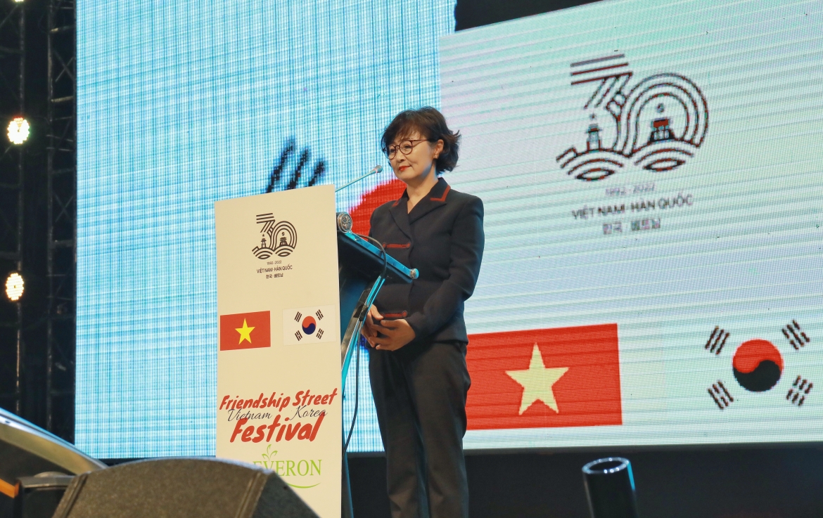 Bà Chang Eun Sook - Chủ tịch Hiệp hội người Hàn Quốc tại Hà Nội phát biểu.