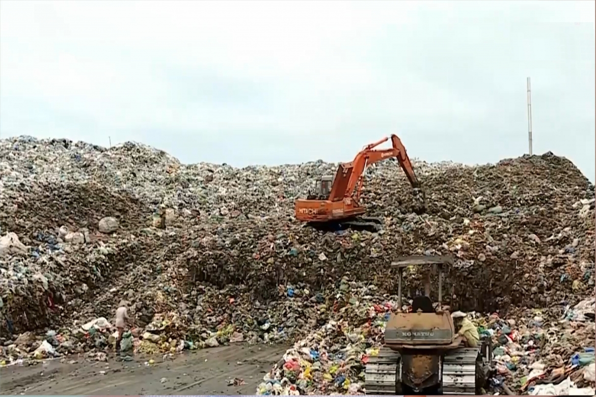 Bãi rác Hòa Phú ở huyện Long Hồ đã quá tải.