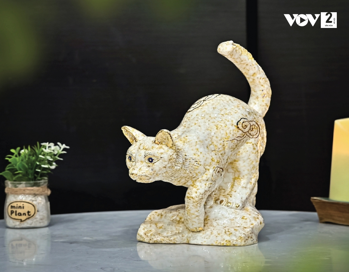 Each cat-shaped ceramic product costs between VND400,000 to VND1 million.