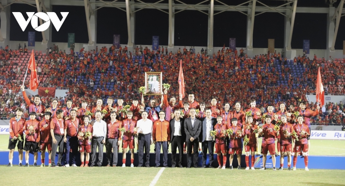 Ông Mai Đức Chung vượt qua người đồng nghiệp Park Hang Seo trở thành HLV tiêu biểu toàn quốc 2022. (Ảnh: Trường Giang).