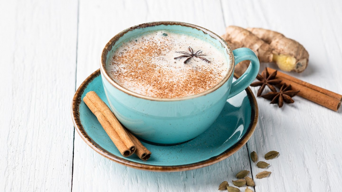 Uống đồ uống ấm như nước ấm, trà xanh hoặc sữa để ngăn ngà và men răng của bạn co lại trong thời tiết lạnh. Hơi ấm của đồ uống ấm giúp giảm bớt sự khó chịu do đau răng bằng cách cải thiện lưu lượng máu đến khu vực này và giảm sự tích tụ chất lỏng trong các mô.