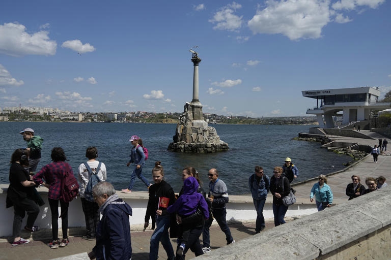 Khách du lịch Nga thăm bán đảo Crimea. Ảnh: AP