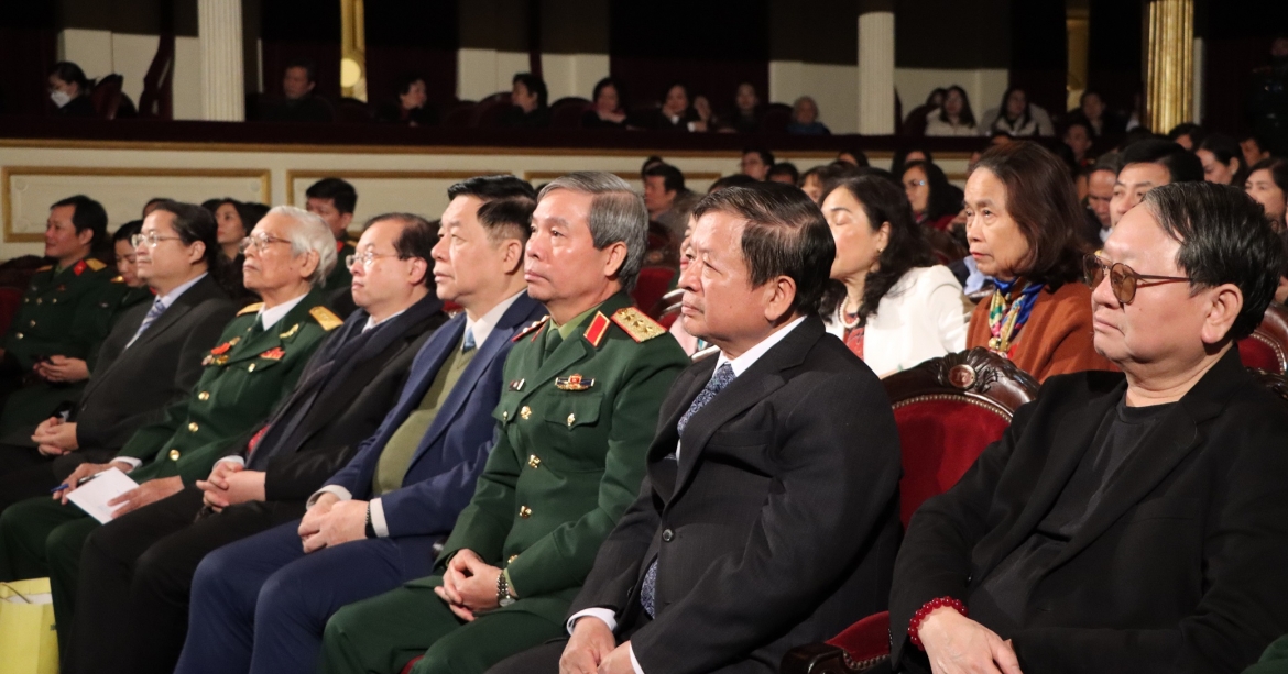 Các đại biểu tham dự buổi công diễn vở nhạc kịch “Bài ca tình yêu”.