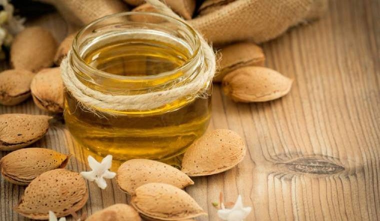 Dầu hạnh nhân và dầu tràm trà: Dầu cây trà có đặc tính kháng nấm và chống vi khuẩn và là một trong những giải pháp tốt nhất để điều trị gàu tại nhà. Nó cũng giúp rửa sạch da chết và tích tụ hóa chất. Mặt khác, dầu hạnh nhân giúp cân bằng nấm và men gây ra gàu. Trộn hai giọt dầu cây trà với 50ml dầu hạnh nhân và xoa bóp nhẹ nhàng lên da đầu, đợi 30 phút sau đó gội sạch bằng dầu gội thông thường.