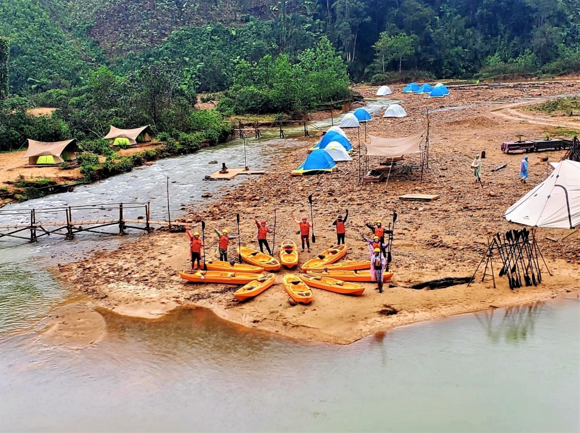 Du khách trải nghiệm chèo thuyền kayak. Ảnh: A Lăng Ngước