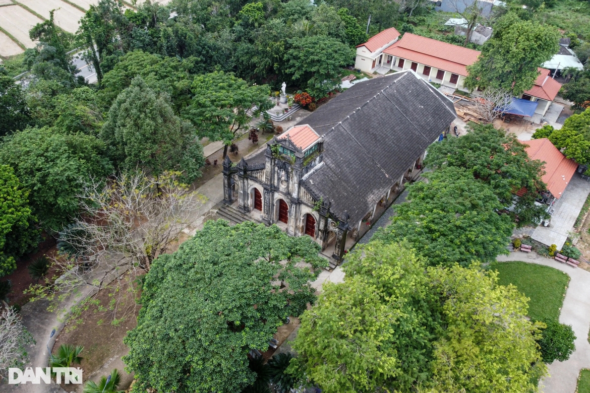 Tọa lạc giữa khuôn viên rộng 15.000m2, nhà thờ cổ Tùng Sơn được xây dựng từ năm 1904, có niên đại gần 120 năm nhà thờ là minh chứng còn sót lại sau những năm tháng chiến tranh khốc liệt người dân Đà Nẵng.