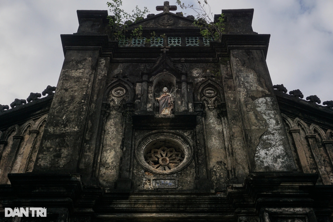Linh mục Augustino Trần Như Huynh cho hay, nhà thờ Tùng Sơn được xây dựng theo kiến trúc Gothic của Pháp. Đây là một trong những nhà thờ cổ hiếm hoi ở Đà Nẵng vẫn giữ nguyên vẹn nét cổ kính, độc đáo, hiếm có trong kiến trúc và chất liệu xây dựng.