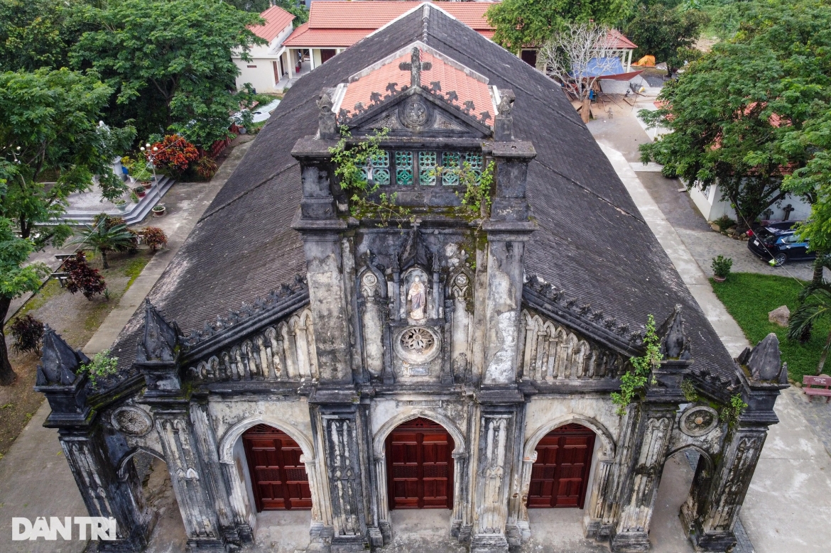 Bên ngoài, nhà thờ được xây dựng bằng "đá chết" và sử dụng vôi bột, vỏ cây bời lời được gọt ra lấy nhớt và dây tơ hồng giã nhỏ, ba thứ này trộn lại với nhau làm chất kết dính. Sau đó người dân chất các tảng đá chồng lên nhau và sử dụng chất kết dính này giữ cho các tảng đá được bằng phẳng, chắc cứng, đồng thời tô lên bề mặt thành đá tạo thành tường xây dựng nên nhà thờ.
