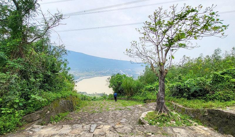 Hoành Sơn Quan là một chứng tích lịch sử đặc biệt, một điểm nhấn cho vẻ đẹp của dãy núi Hoành Sơn được hai tỉnh Hà Tĩnh, Quảng Bình xếp hạng di tích lịch sử văn hóa của địa phương.