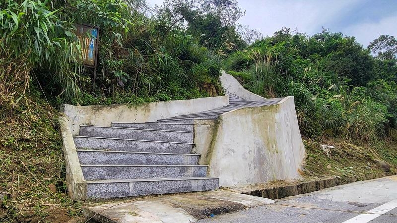 Người dân địa phương thường gọi di tích là "cổng trời" - nghĩa là điểm cao nhất của vùng đất này. Họ quan niệm lên đến Hoành Sơn Quan là có thể chạm tay đến bầu trời.