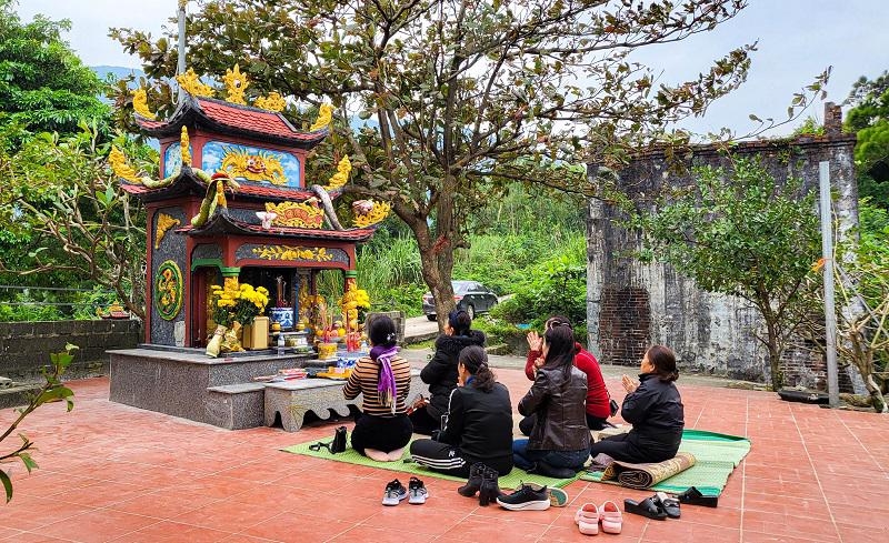 Nhiều du khách đặt chân đến Hoành Sơn Quan để chiêm ngưỡng vẻ đẹp hùng vĩ của thiên nhiên và kỳ quan mà ông cha ta đã dày công xây dựng. Ngoài ra, đây còn là một địa điểm tâm linh khá nổi tiếng, tương truyền đây là nơi Thánh Mẫu Liễu Hạnh giáng thế đầu tiên.