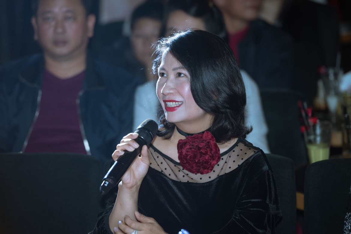 Bà Trịnh Anh Thư - vợ nhạc sĩ Phú Quang rưng rưng xúc động.