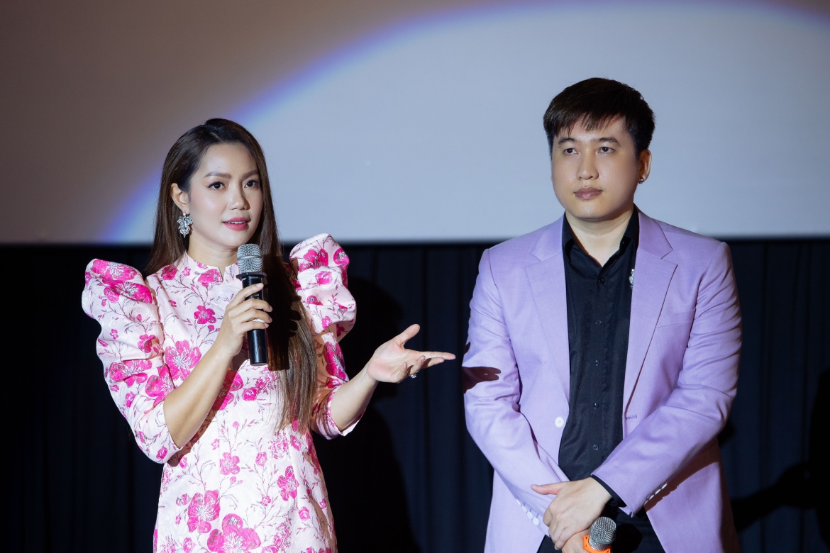 Ngọc Anh nói vui rằng, dù là người rủ Tô Minh Đức hát chung nhưng cuối cùng, cô lại hát không hay bằng chồng. 