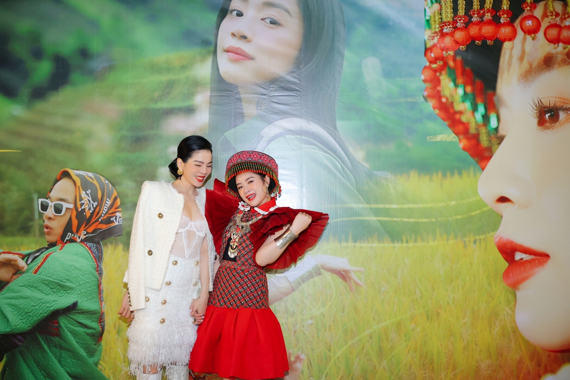 Ca sĩ Lệ Quyên có mặt, chia vui cùng Nguyễn Thu Hằng.